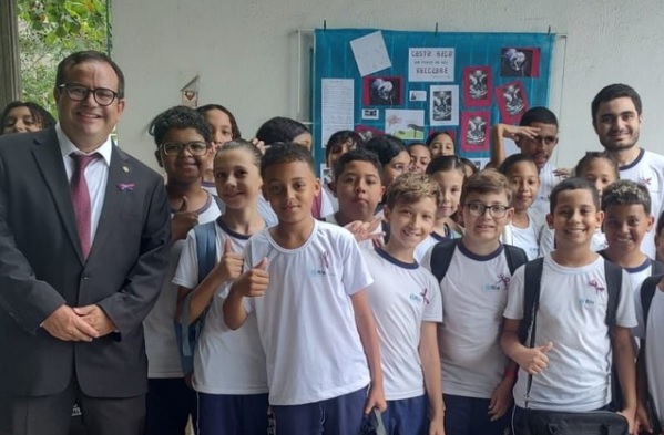 Embaixador celebra o Dia da Democracia Costarriquenha na Escola Municipal Costa Rica, no Rio de Janeiro