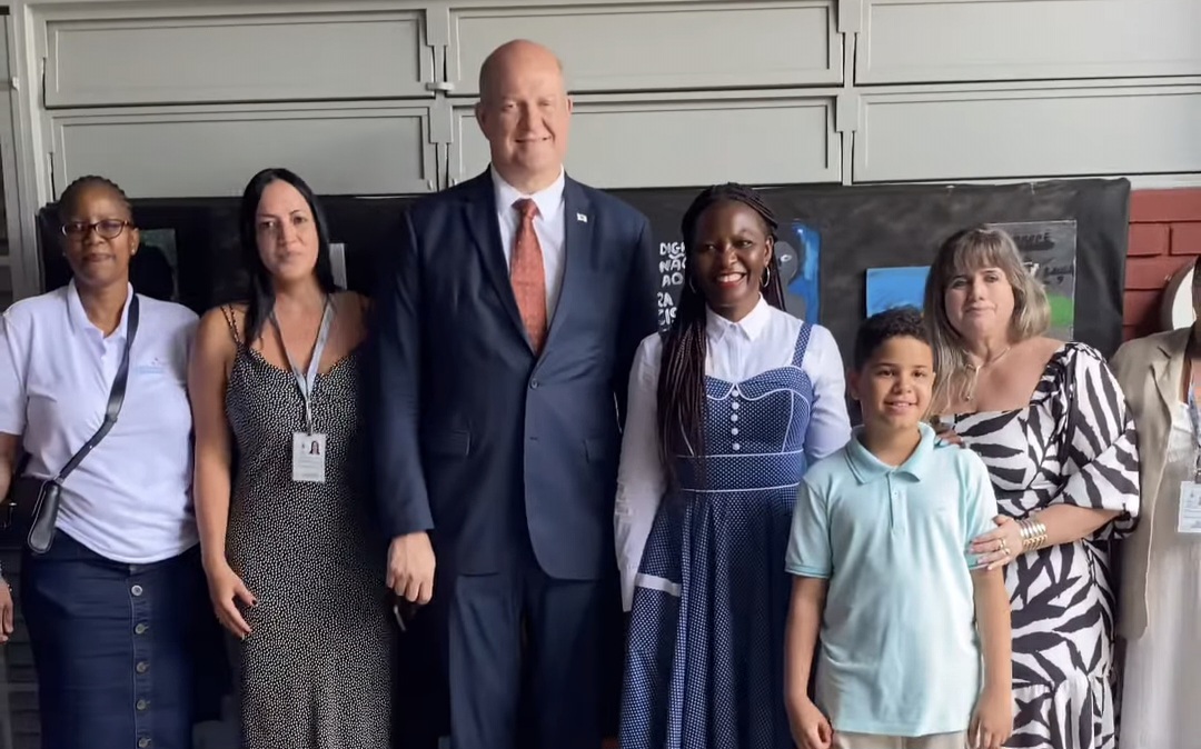 Embaixadora de Botsuana recebe alunos do CEF 201 de Santa Maria