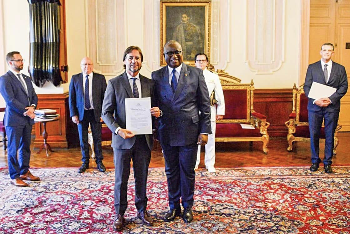Embaixador da Guiné-Bissau entrega cartas credenciais na República Oriental do Uruguai