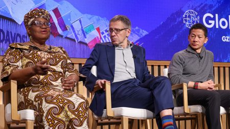 Davos: Diretora-Geral da OMC sugere respirar fundo e “relaxar” perante as tensões comerciais
