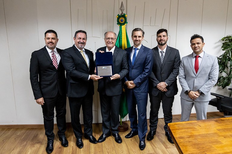 Alckmin recebe placa da Abisemi pelos esforços para o desenvolvimento do setor de semicondutores