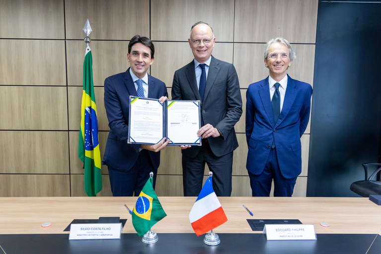 Brasil e França assinam acordo de cooperação nas áreas portuária e aeroportuária em reunião no MPor
