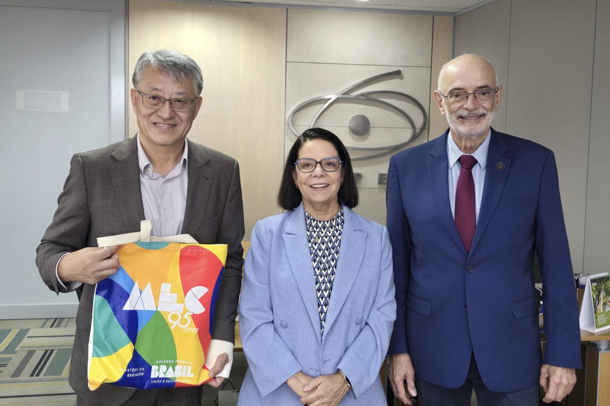 CAPES recebe Adido Educacional da Embaixada da China