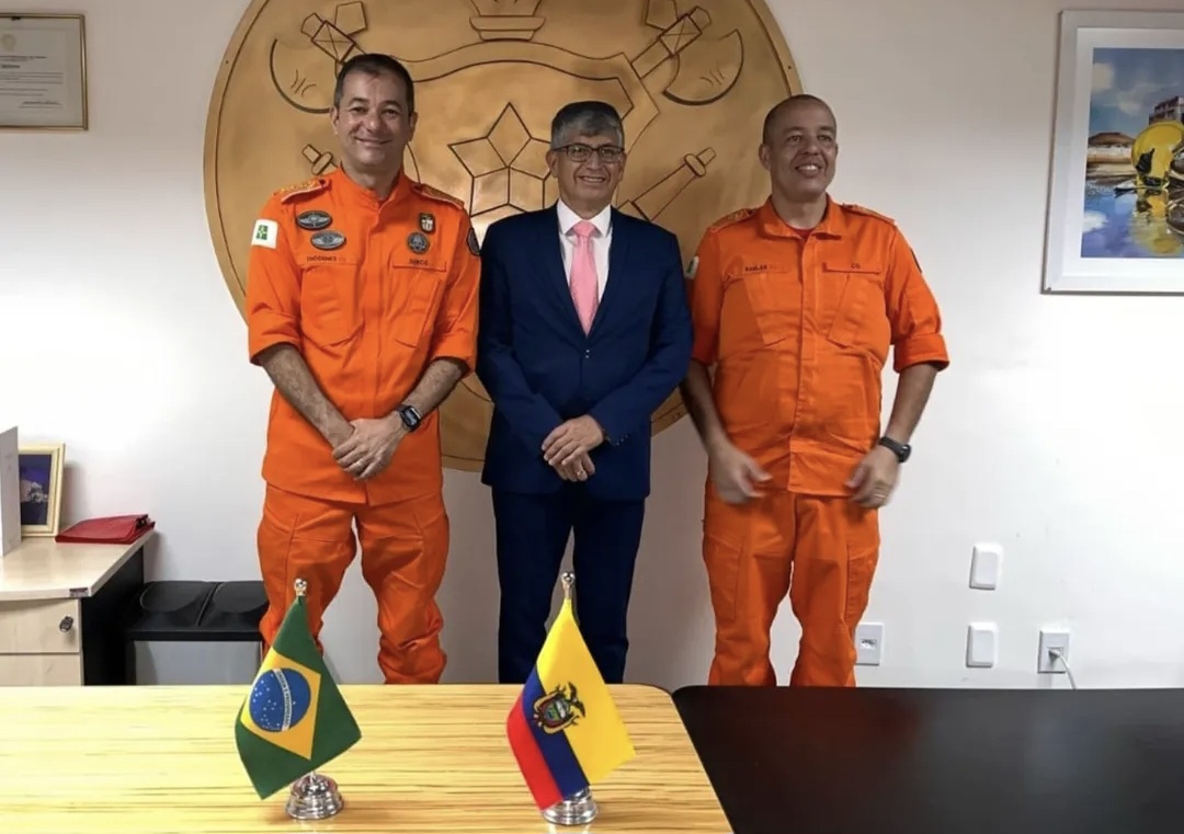 CBMDF recebe Embaixador do Equador