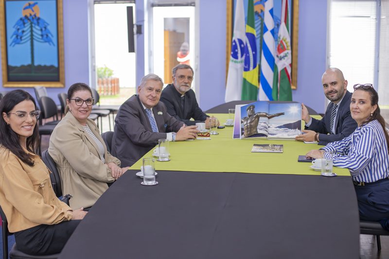 Prefeitura de Curitiba e embaixada da Grécia buscam fazer parcerias culturais