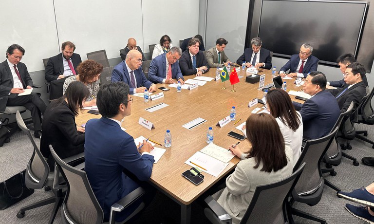Investimentos em energia limpa e melhor conexão dos serviços de internet dominam último dia da agenda de Rui Costa na China