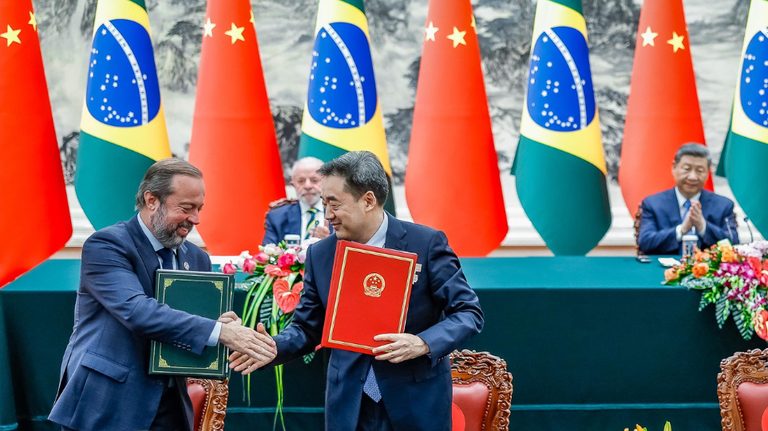 Alexandre Silveira assina acordo com a China para aumentar exportações do etanol brasileiro