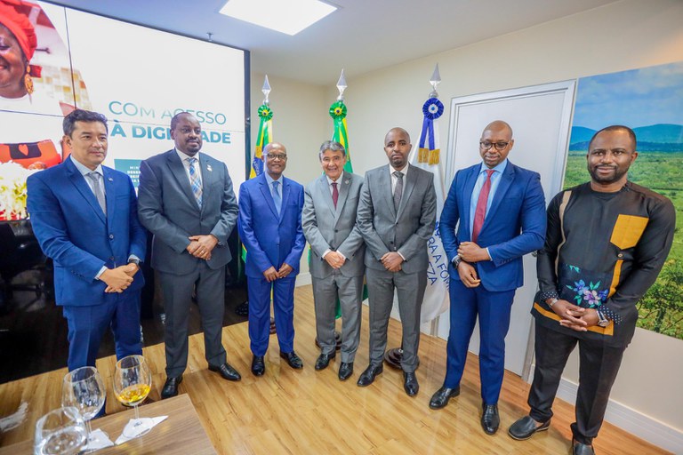 Wellington Dias debate combate à fome com o ministro da Agricultura e Recursos Animais de Ruanda