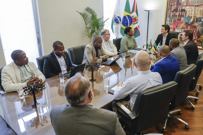 Delegação de Moçambique conhece e elogia a integração do transporte coletivo de Curitiba