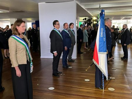 Embaixadora da República Tcheca é homenageada com Grã-Cruz da Ordem do Mérito da Defesa