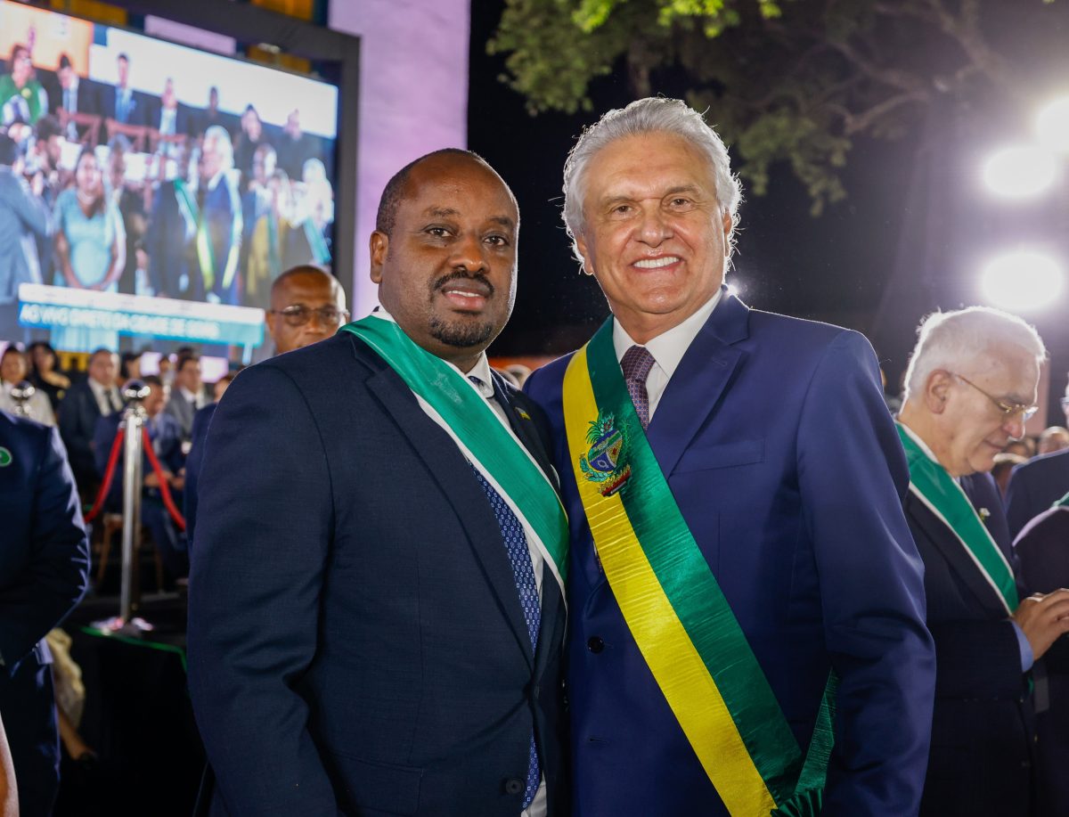 Embaixador de Ruanda é condecorado com a Ordem do Mérito Anhanguera em Goiás