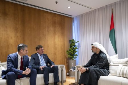 Khaled bin Mohamed bin Zayed se reúne com CEO da Embraer