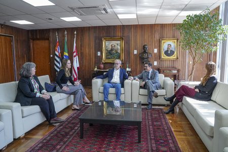 Presidente da Câmara Municipal recebe visita do embaixador e da cônsul-geral adjunta do Chile