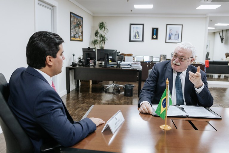 Ministro do Esporte, André Fufuca, recebe embaixadores da Rússia e da Sérvia