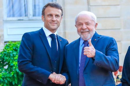 Lula conversa por telefone com o presidente da França, Emmanuel Macron