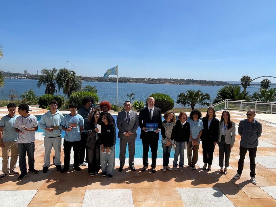 Embaixada do Cazaquistão recebe estudantes brasileiros no programa “Embaixadas de Portas Abertas”