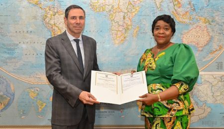 Nova Embaixadora da RD Congo apresenta cópias das credenciais e discute novas parcerias com o Brasil