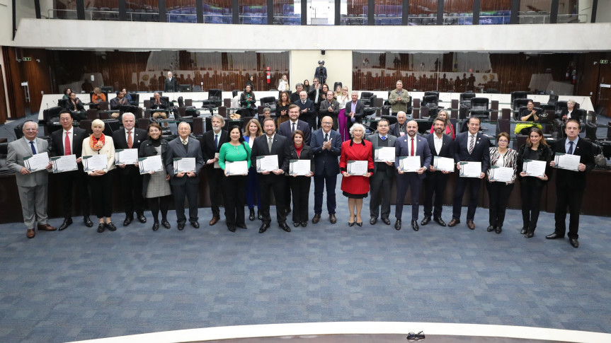 Representando 35 países, consulados que atuam no Paraná são homenageados na Assembleia Legislativa