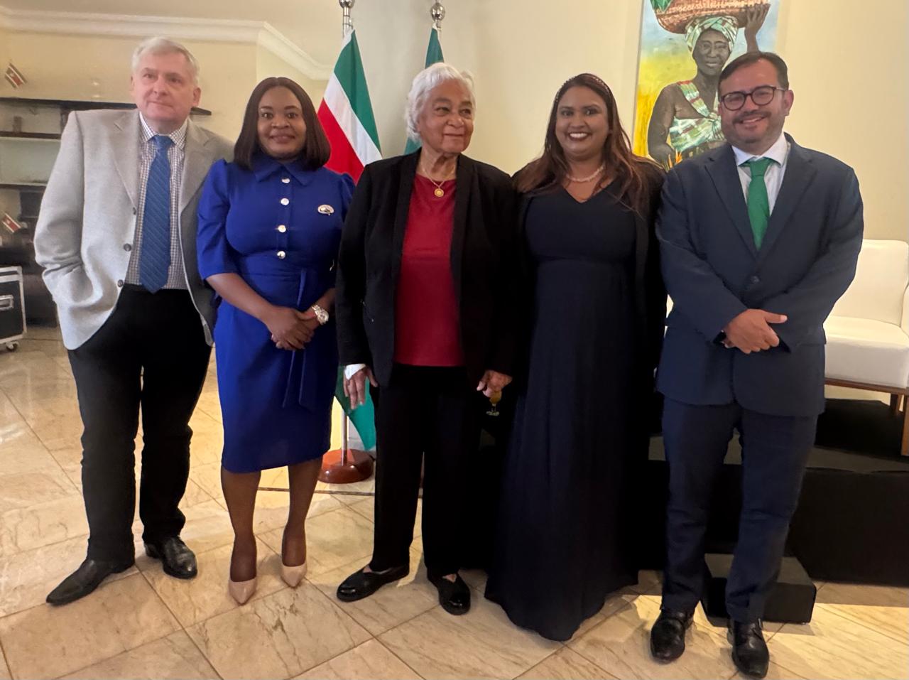 Cynthia McLeod é homenageada em evento literário histórico na Embaixada do Suriname em Brasília