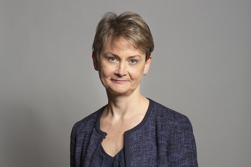 Yvette Cooper assume comando da diplomacia britânica