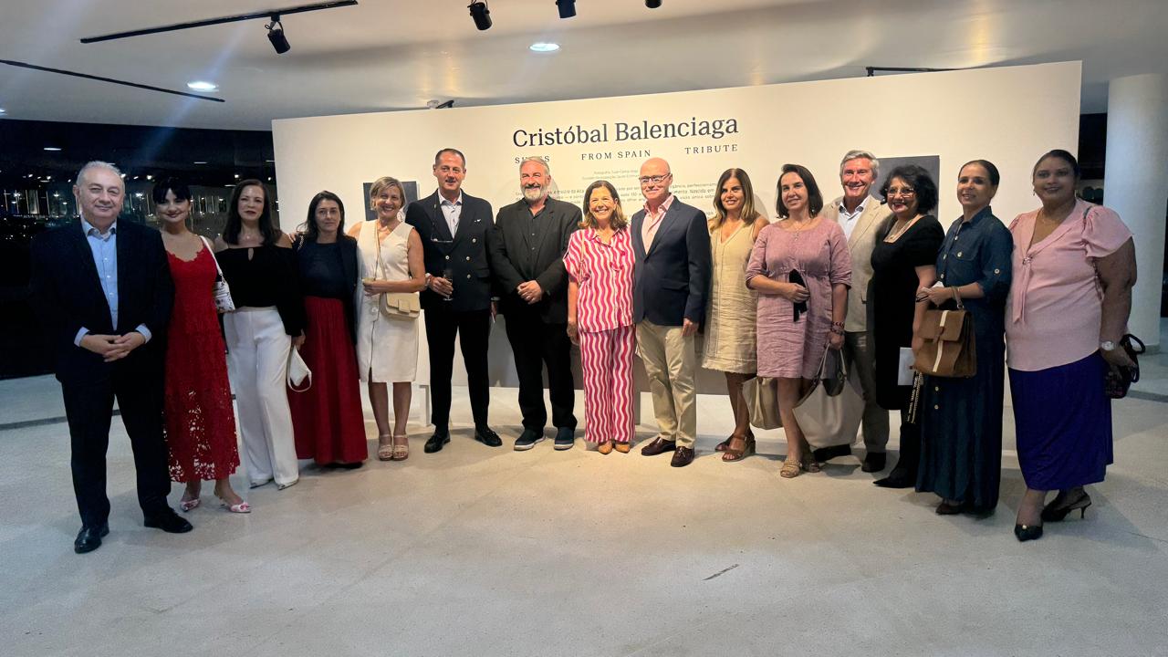 Embaixada da Espanha celebra 130 anos de Cristóbal Balenciaga com exposição fotográfica em Brasília
