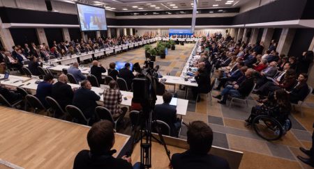 Líderes da OSCE apelam ao regresso aos princípios da democracia e dos direitos humanos consagrados em Helsinque há 50 anos
