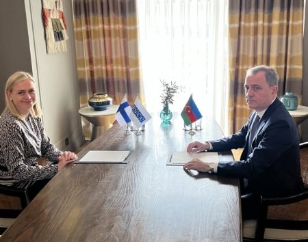 Ministra finlandesa da OSCE encerra visita ao Azerbaijão e elogia avanços na paz com Armênia