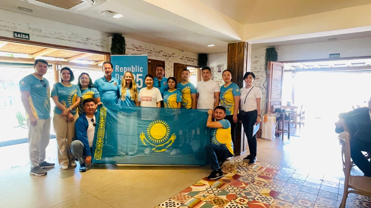 Embaixada do Cazaquistão celebra Dia da República com passeio ciclístico no Parque da Cidade