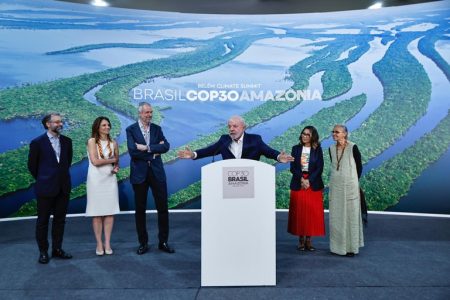 Lula defende redução de emissões de gases de efeito estufa e exalta participação social na COP30