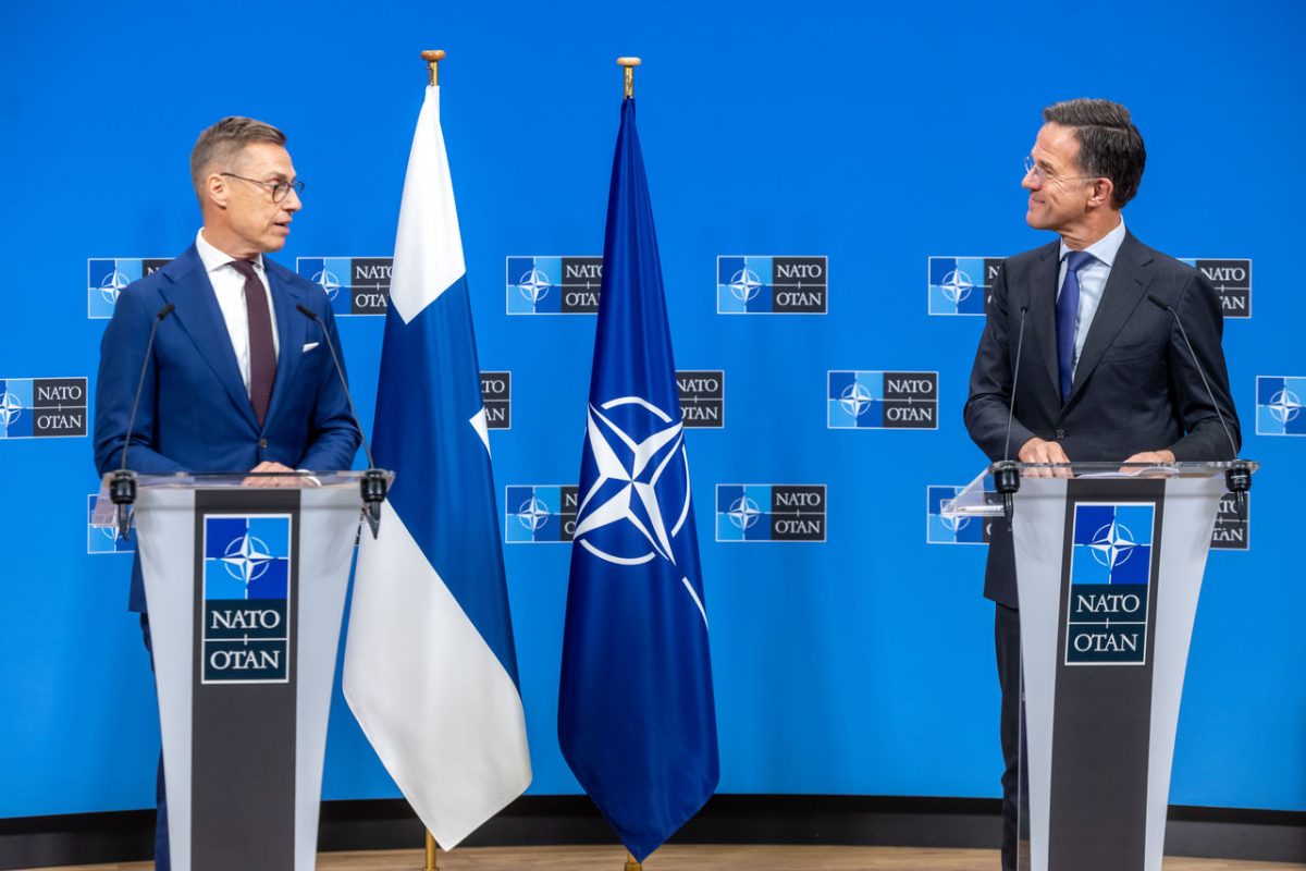 Presidente da Finlândia reafirma compromisso com a OTAN em visita à sede da Aliança em Bruxelas