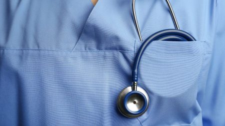 Sesab abre edital para intercâmbio de estudantes de baixa renda em Cuba; médicos formados atuarão na zona rural