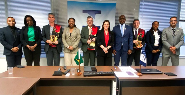 Inmetro recebe delegação de Moçambique para troca de experiências em auditoria e fiscalização