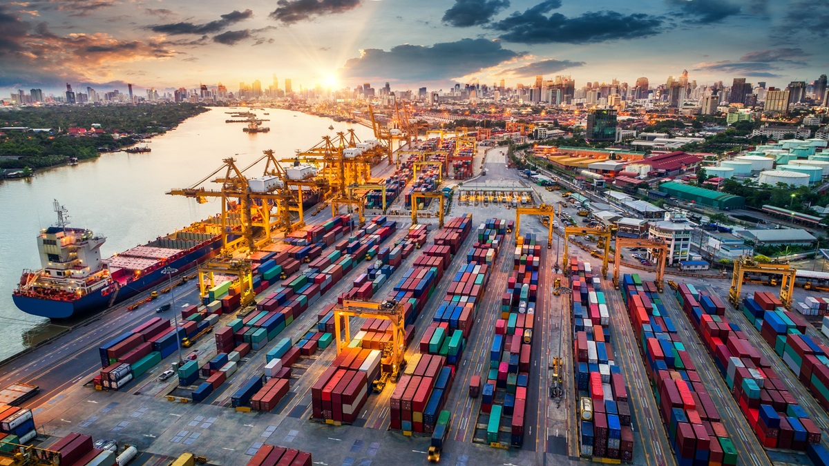 Crescimento global desacelera e pressões financeiras redefinem o comércio, aponta UNCTAD