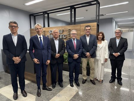 Embaixador da França visita SENAI Cimatec para discutir parcerias estratégicas com foco em energias renováveis
