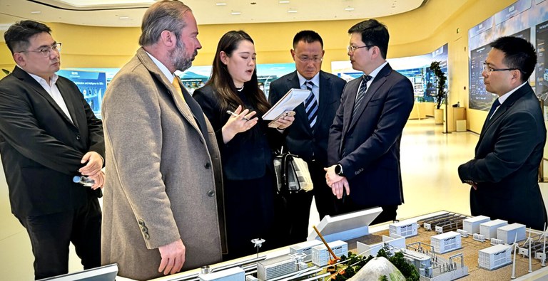 Alexandre Silveira discute sistemas de armazenamento de energia com a Huawei em Xangai