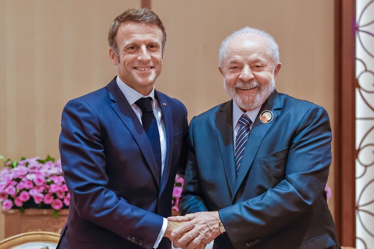 Presidente Lula conversa por telefone com presidente da França, Emmanuel Macron