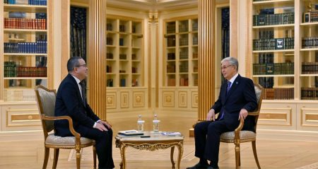 Tokayev defende transformação do Cazaquistão em hub logístico da Eurásia