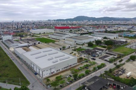 Maior fábrica de sistemas de armazenamento de energia elétrica do Brasil recebe investimento de R$ 280 milhões do BNDES