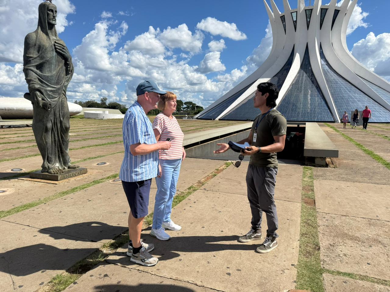Guias de turismo transformam visitas em experiências e impulsionam crescimento internacional de Brasília