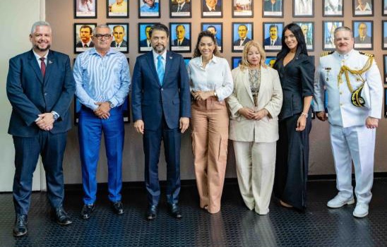 Prefeita Suéllen Rosim recebe o Embaixador da República Dominicana