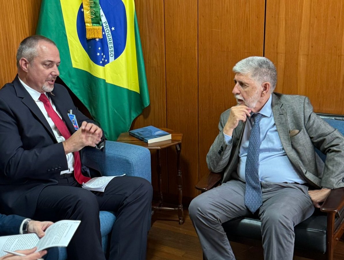 Embaixador de Belarus e Celso Amorim discutem ampliação da cooperação política e comercial entre Minsk e Brasília