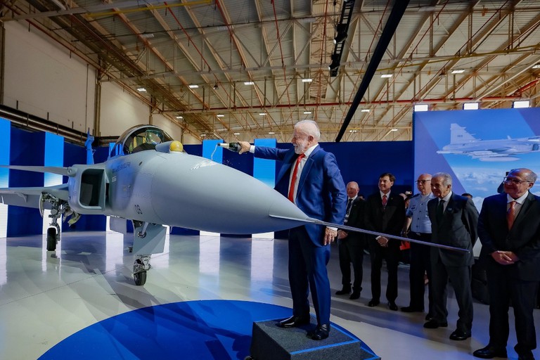 Com presença de Lula, Brasil apresenta primeiro caça supersônico produzido inteiramente no país