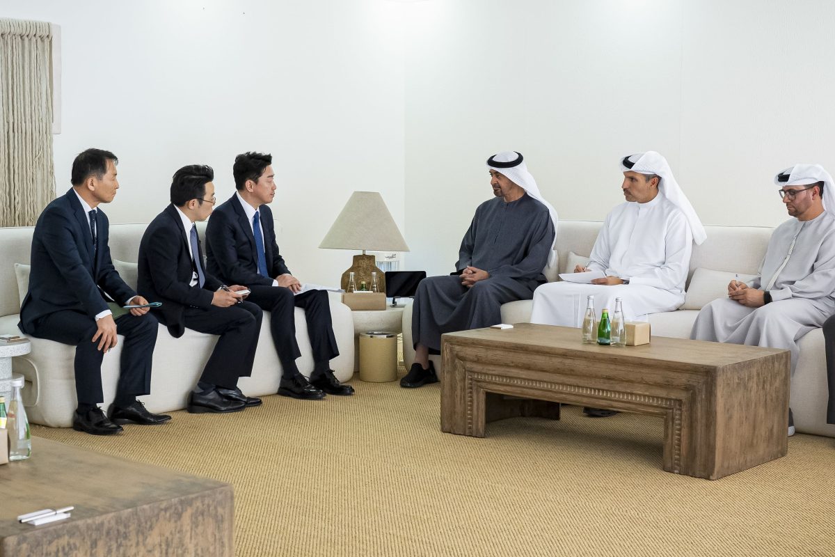 Presidente dos Emirados Árabes Unidos recebe o enviado do Presidente da República da Coreia