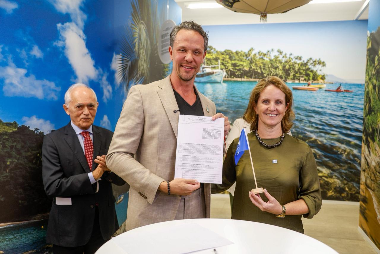 Embratur firma parceria para promover destinos brasileiros com o selo Bandeira Azul no exterior