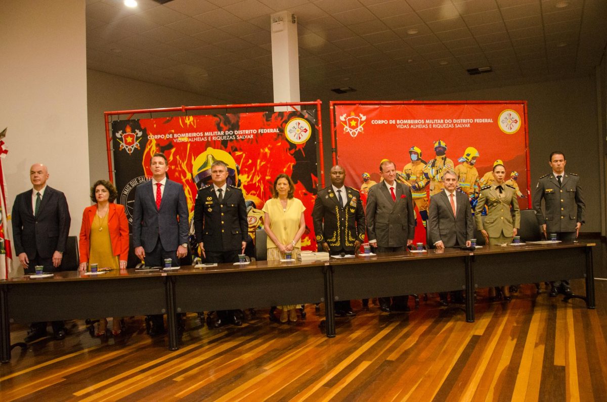 Solenidade da Academia Medalhística Cívico-Militar reúne autoridades brasileiras e diplomatas em Brasília