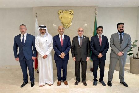 Embaixador do Bahrein reúne chefes de missão do Golfo para discutir escalada regional e segurança no Estreito de Ormuz