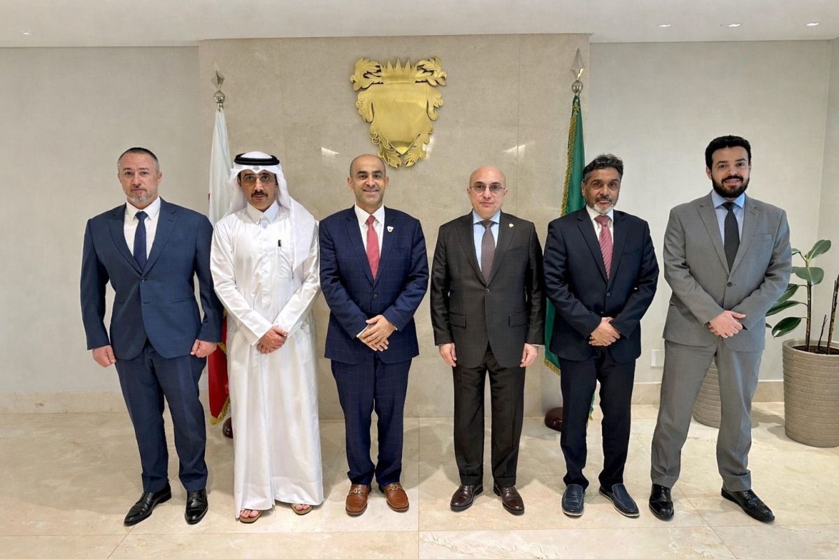 Embaixador do Bahrein reúne chefes de missão do Golfo para discutir escalada regional e segurança no Estreito de Ormuz