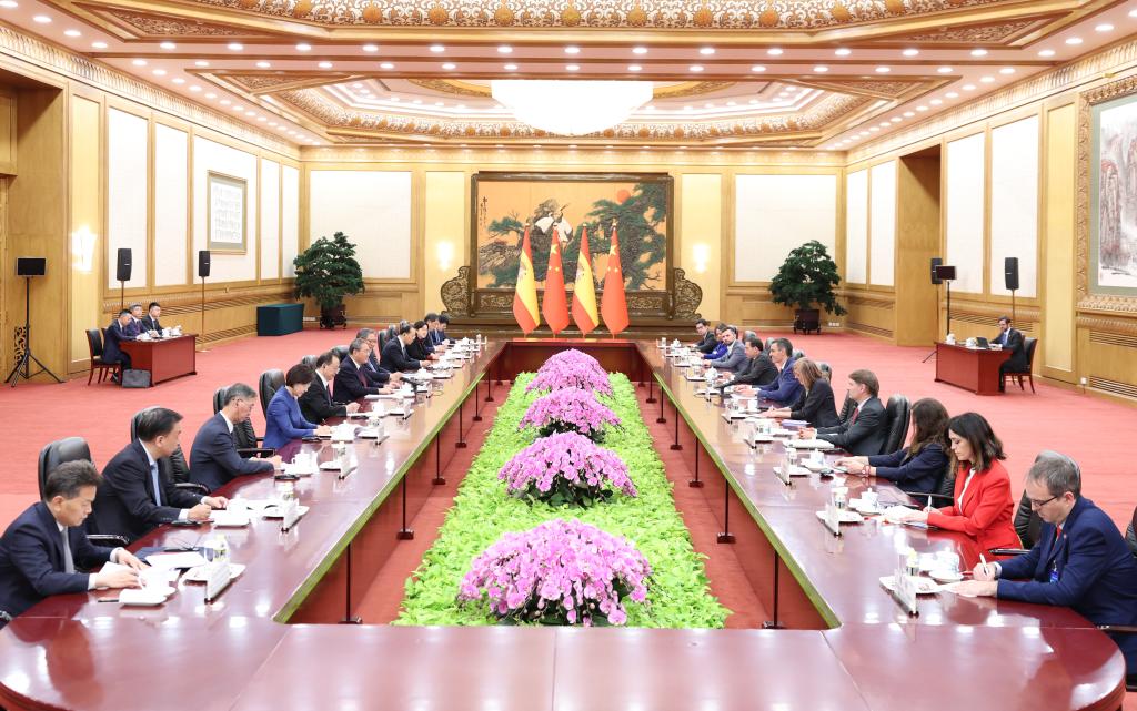 Mais empresas chinesas capacitadas são incentivadas a investir na Espanha, diz premiê Li