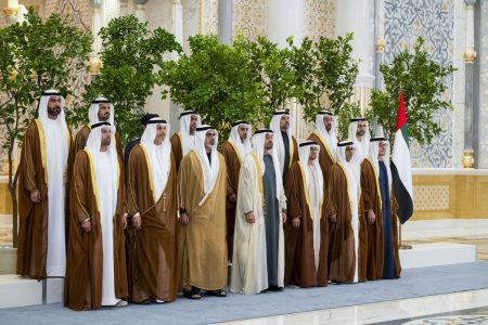 Novos membros do Conselho Executivo de Abu Dhabi tomam posse diante do presidente dos Emirados Árabes Unidos