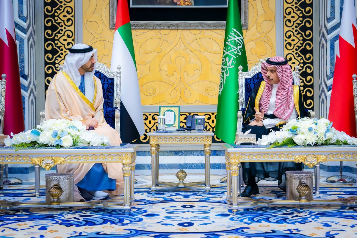 Ministro das Relações Exteriores dos Emirados Árabes Unidos participa de cúpula do Conselho de Cooperação do Golfo na Arábia Saudita